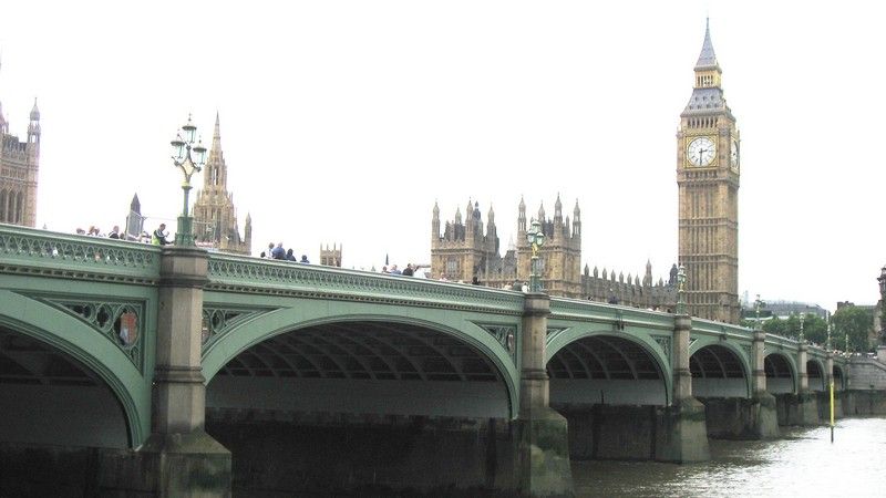 road and foot traffic bridge over the02river thames02in  london