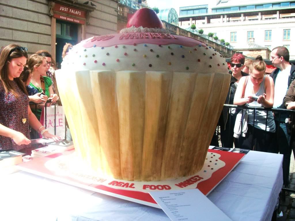 la-petite-fashionista-style-stalking-the-world-s-largest-cupcake