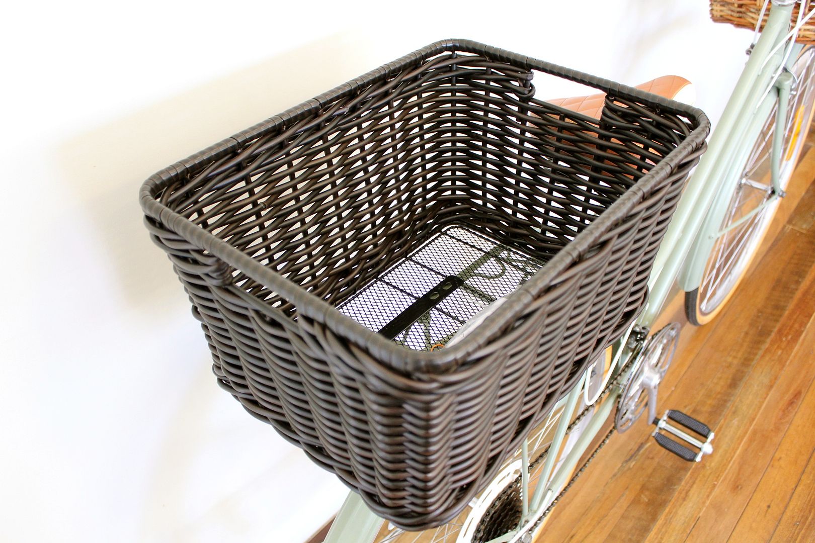 DARK BROWN RATTAN REAR CARRY BASKET RACK LADIES RETRO VINTAGE BICYCLES