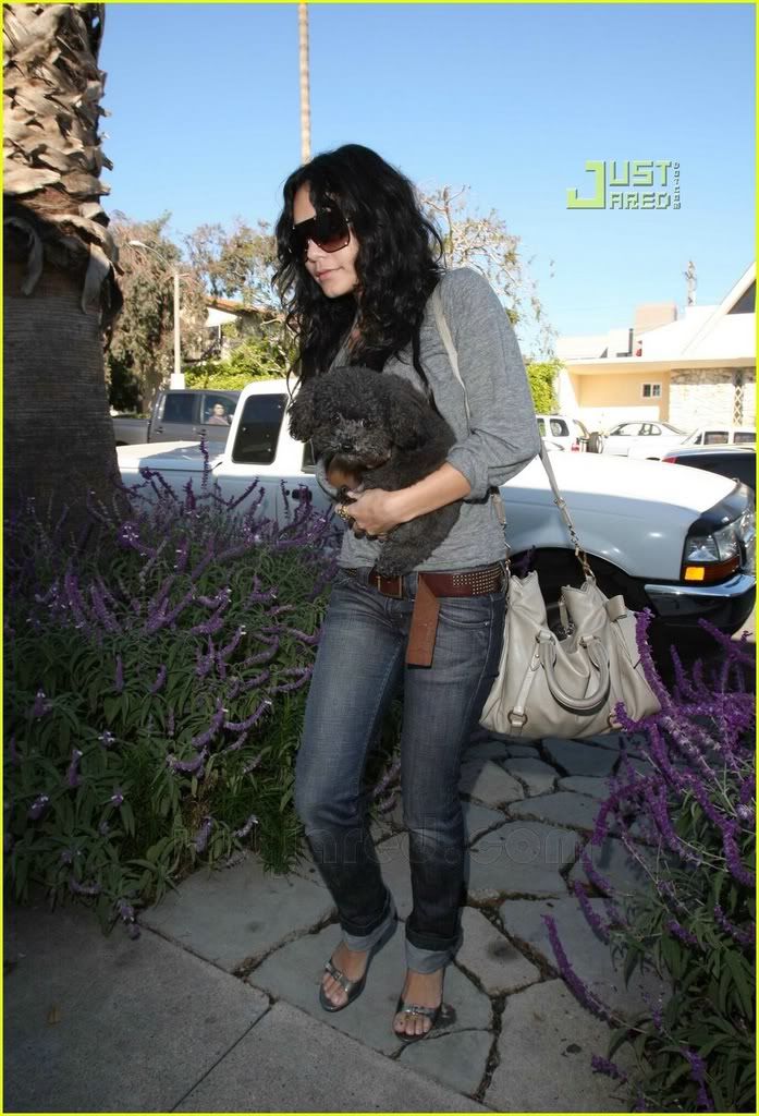 Obrázek “http://i214.photobucket.com/albums/cc23/colorbow/vanessa-hudgens-shadow-01.jpg” nelze zobrazit, protože obsahuje chyby.