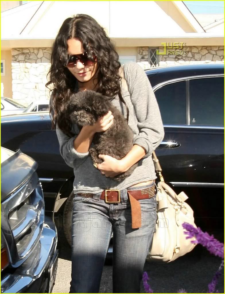 Obrázek “http://i214.photobucket.com/albums/cc23/colorbow/vanessa-hudgens-shadow-07.jpg” nelze zobrazit, protože obsahuje chyby.