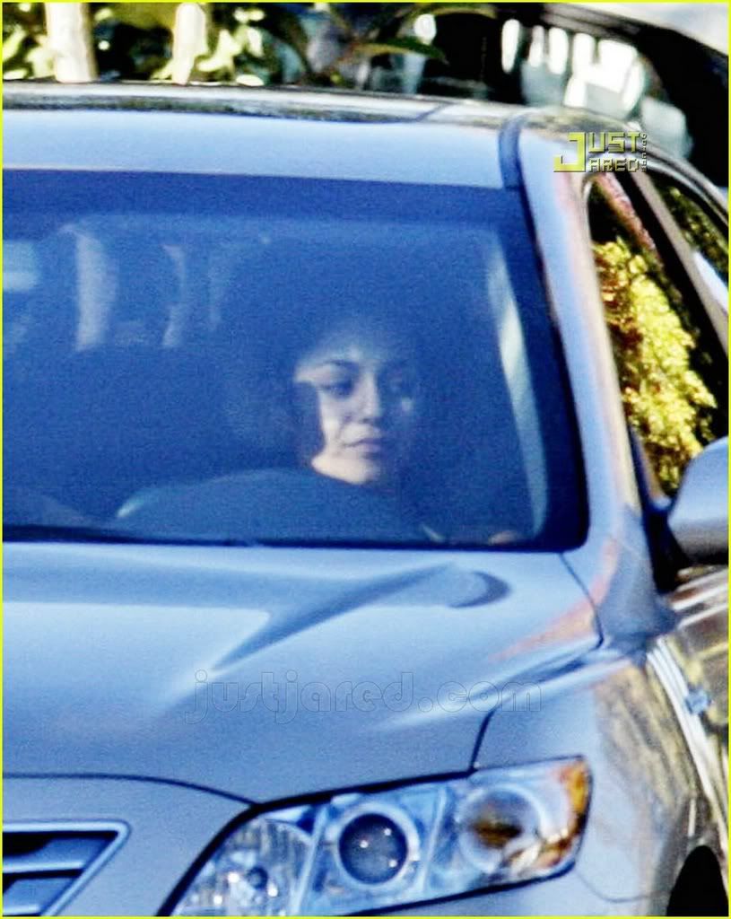 http://i214.photobucket.com/albums/cc241/hsm-source/vanessa-hudgens-driving-04.jpg
