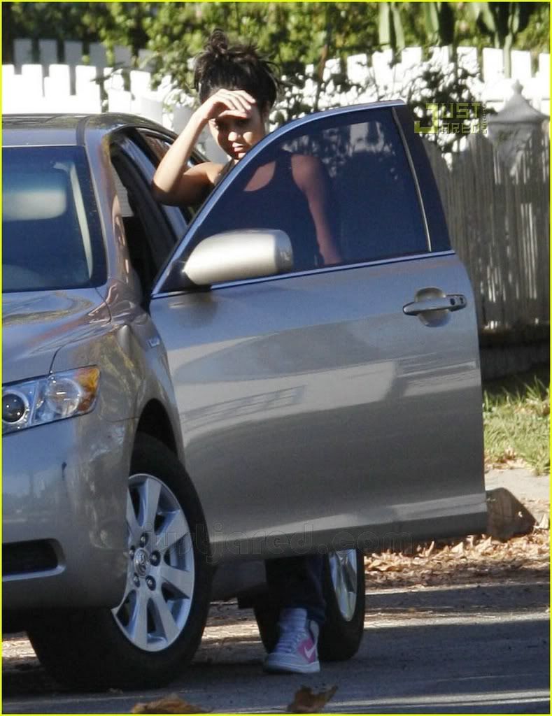 http://i214.photobucket.com/albums/cc241/hsm-source/vanessa-hudgens-driving-08.jpg