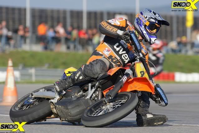 http://i214.photobucket.com/albums/cc48/gierwi/ktm_smc_690_race_2.jpg