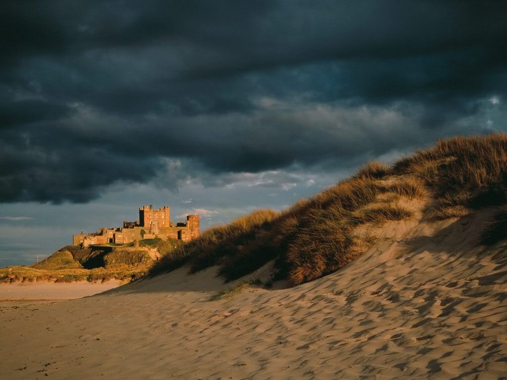 BamburghCastleNorthumberlandEngland.jpg