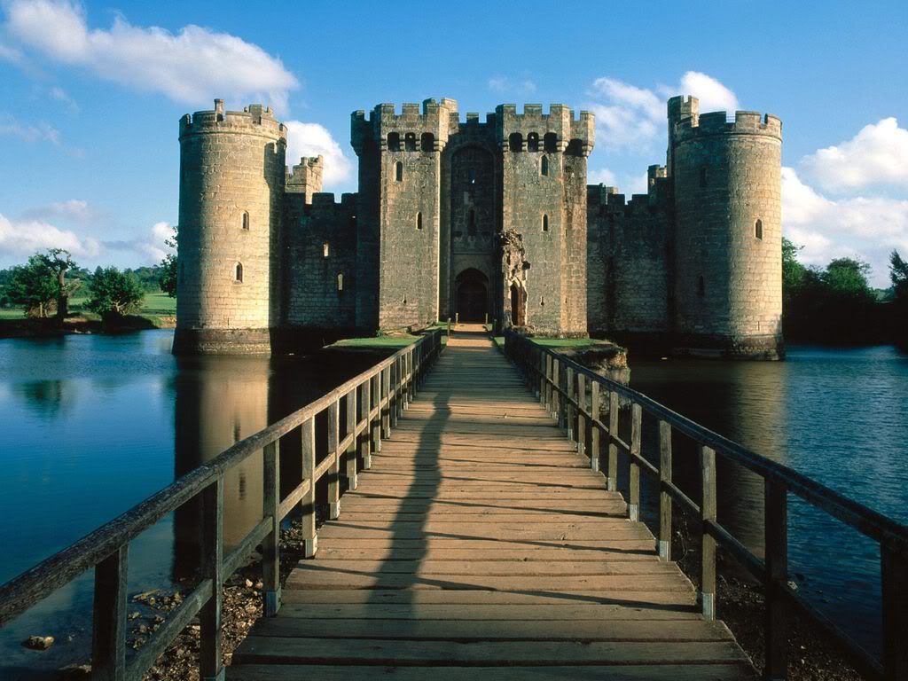 BodiamCastleandBridgeEastSussexEngl.jpg