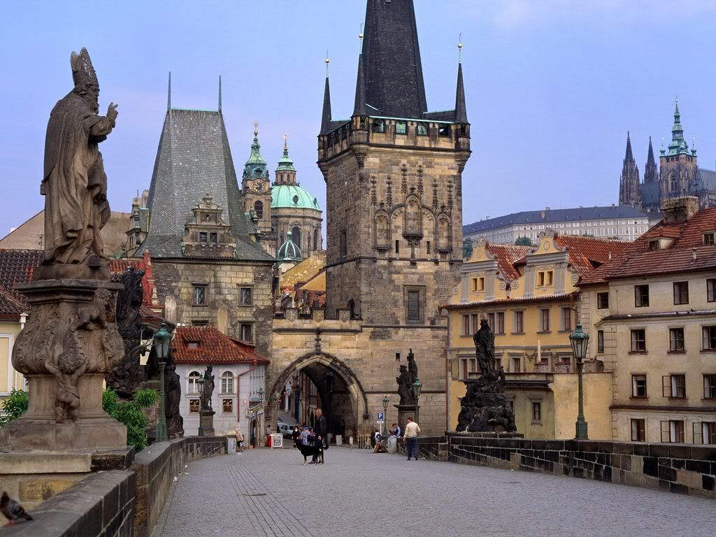 CharlesBridgePragueCzechRepublic.jpg
