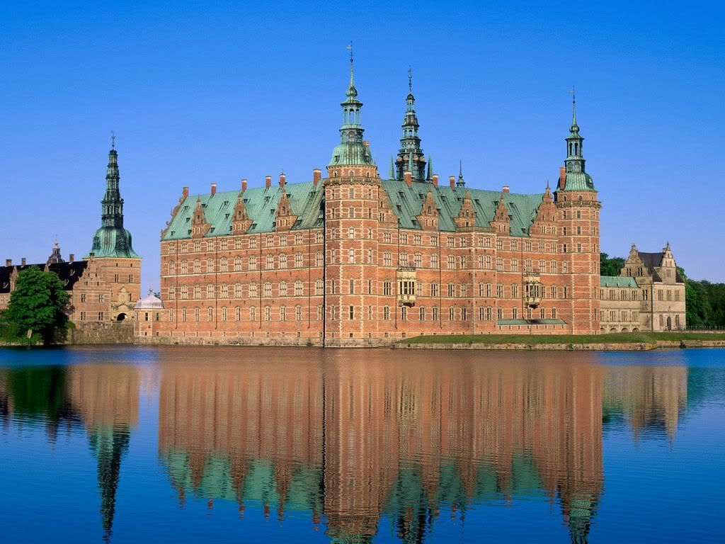 FrederiksborgCastleHillerodDenmark.jpg