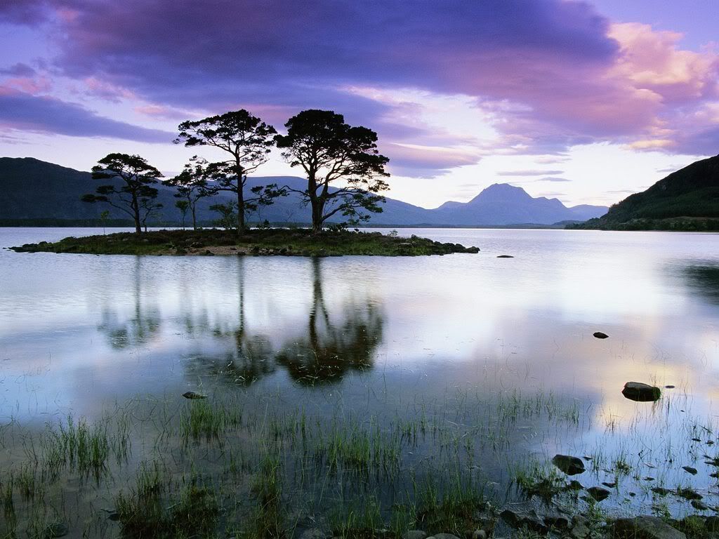 LochMareeRossandCromartyScotland.jpg