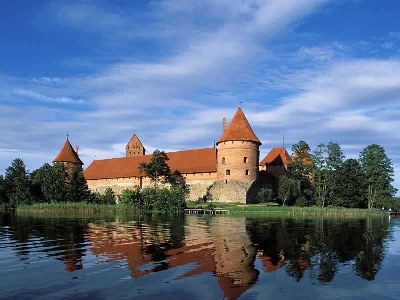 TrakaiCastleonLakeGalveLithuania.jpg