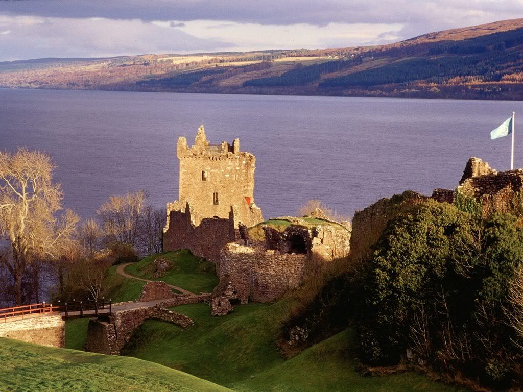 UrquhartCastleLochNessScotland.jpg
