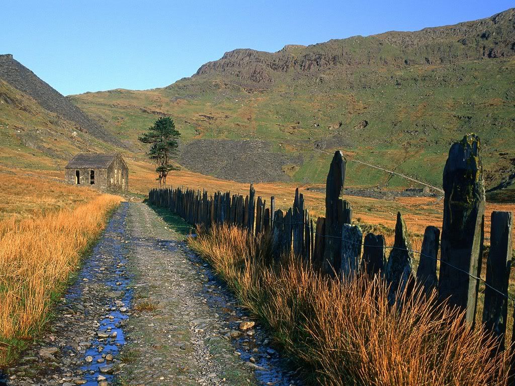 SlateFenceLeadingtotheChapelSnowdon.jpg