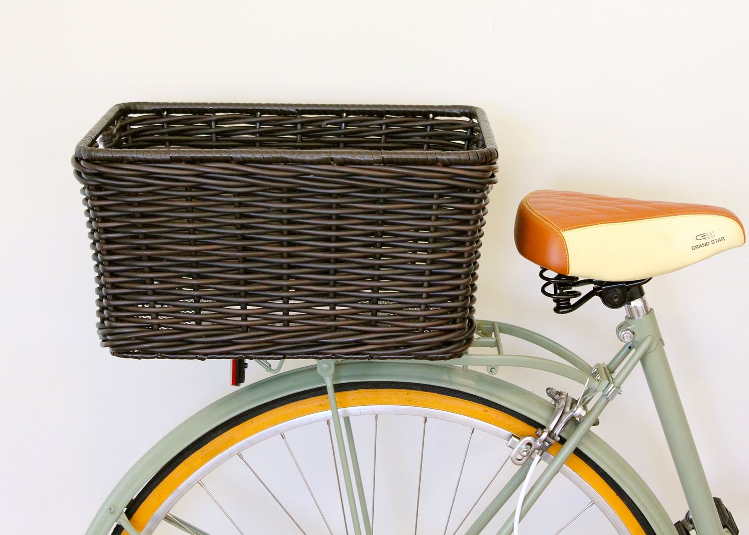 DARK BROWN RATTAN REAR CARRY BASKET RACK LADIES RETRO